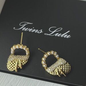 Delicate saddlebag earrings